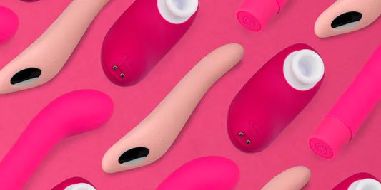 Diferentes juguetes sexuales sobre un fondo rosa, incluyendo vibradores, estimuladores de clítoris y succionadores diseñados para el placer femenino.