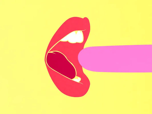 Ilustración de una boca abierta con una forma alargada en fondo amarillo, representando el sexo oral y la estimulación placentera en la felación.