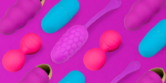 Diferentes huevos vibradores de colores sobre fondo morado, incluyendo modelos con textura, con control remoto y dobles, diseñados para estimulación vaginal y clitorial.