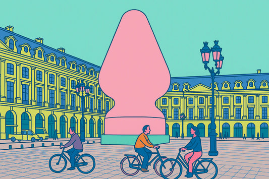  Ilustración de la Place Vendôme en París con una escultura rosa en forma de plug, utilizada para ilustrar qué es el plug de forma artística y educativa.