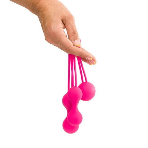 Bolas vaginales Elara sostenidas en la mano para ejercicios íntimos

