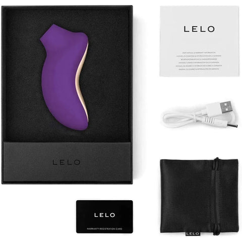 Contenido completo del paquete Lelo Sona 2, un vibrador con calor en color púrpura con cable USB, bolsa de viaje y manual de usuario

